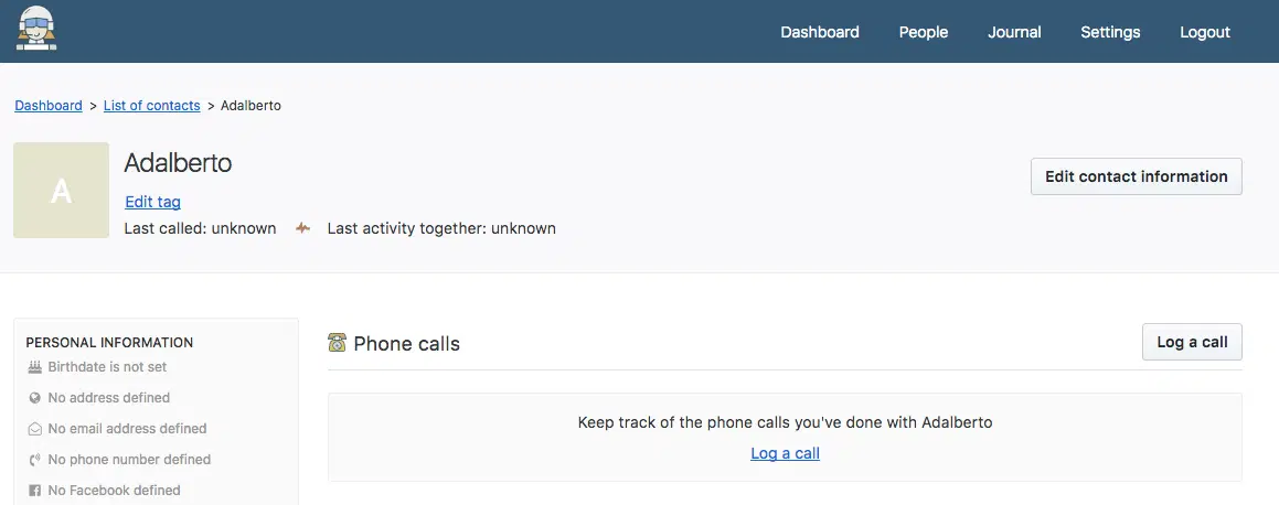 Het telefoonpaneel van een contact, leeg, met het aanbod een gesprek te noteren.