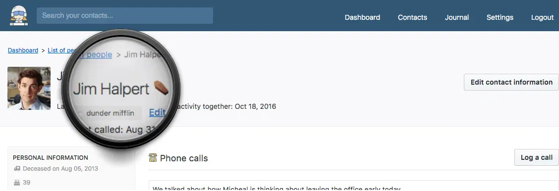 Een als overleden gemarkeerd contact, met een kistsymbool naast de naam en de datum in het profiel.